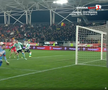 Autogol de necrezut în Dinamo - Sepsi. Cum a putut să lovească mingea!