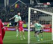 Autogol de necrezut în Dinamo - Sepsi. Cum a putut să lovească mingea!