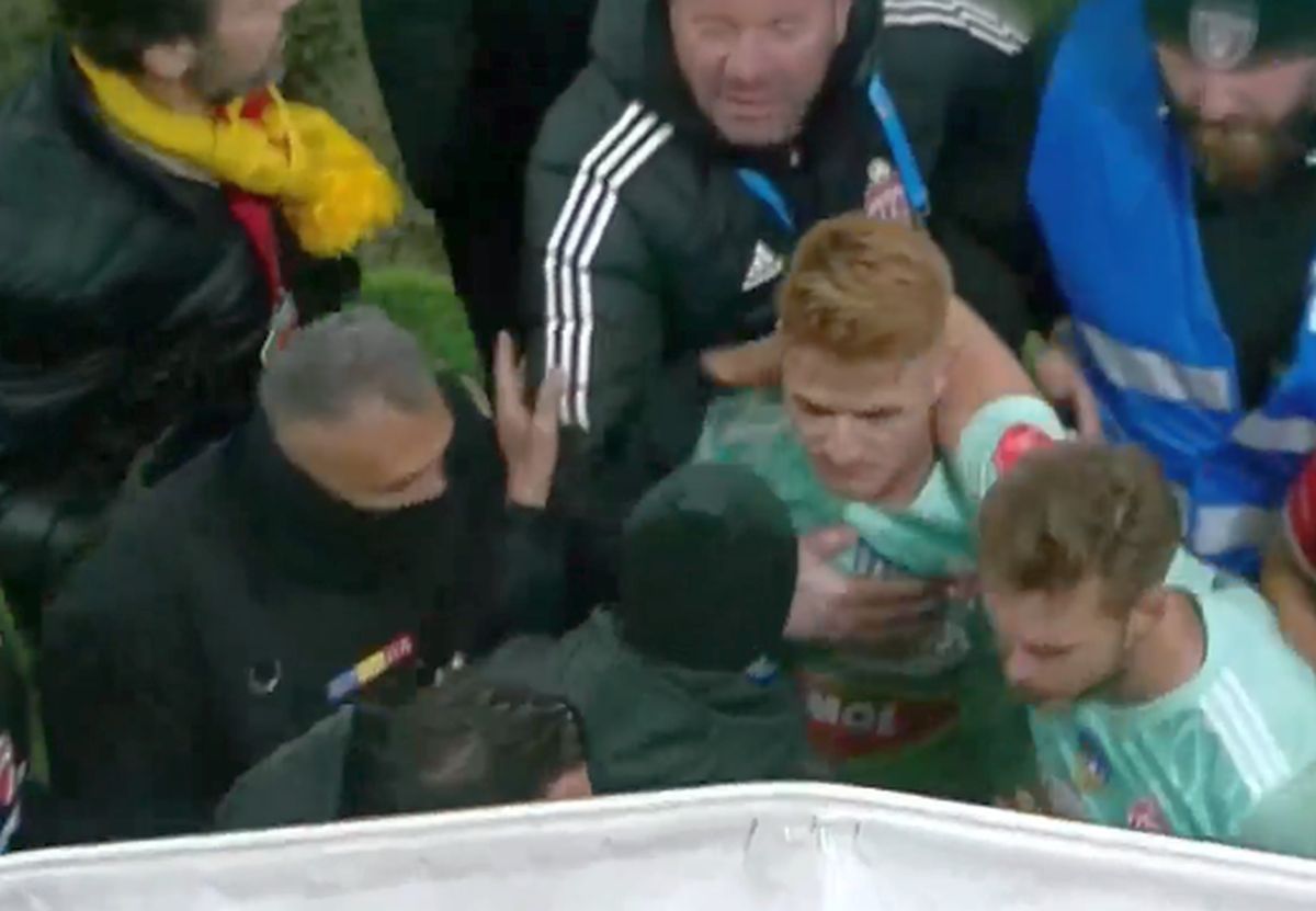 Abia l-au ținut! Scandal pe tunel, la pauza meciului Dinamo - Sepsi