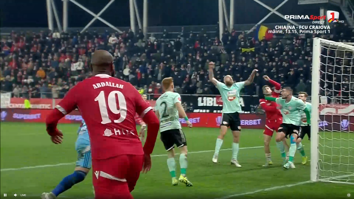 Autogol de necrezut în Dinamo - Sepsi. Cum a putut să lovească mingea!