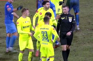 Eliminare în ultimul minut în Superligă, după ce și-a pierdut cumpătul: „Știți cum e la noi...” + Un coleg a primit „roșu” pe tunel!