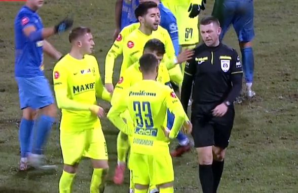 Eliminare în ultimul minut în Superligă, după ce și-a pierdut cumpătul: „Știți cum e la noi...” + Un coleg a primit „roșu” pe tunel!