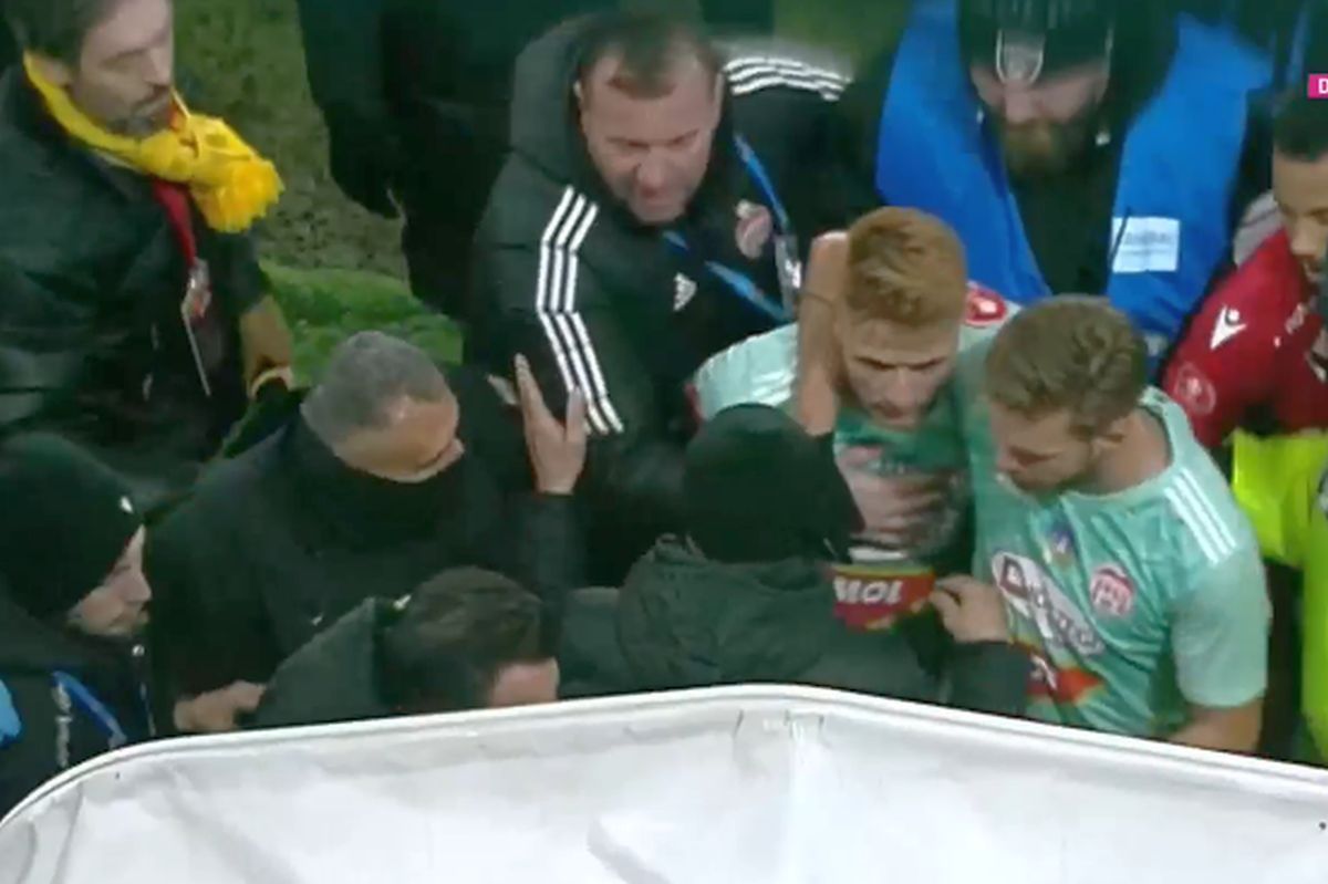 Abia l-au ținut! Scandal pe tunel, la pauza meciului Dinamo - Sepsi