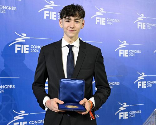 Vlad Covaliu, 19 ani, campion mondial de juniori în 2024, premiat de Federația Internațională de Scrimă