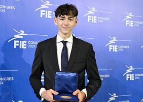 Juniorul Vlad Covaliu, premiat de Federația Internațională de Scrimă
