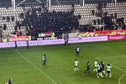 Cosmin Matei, aplaudându-i pe dinamoviști