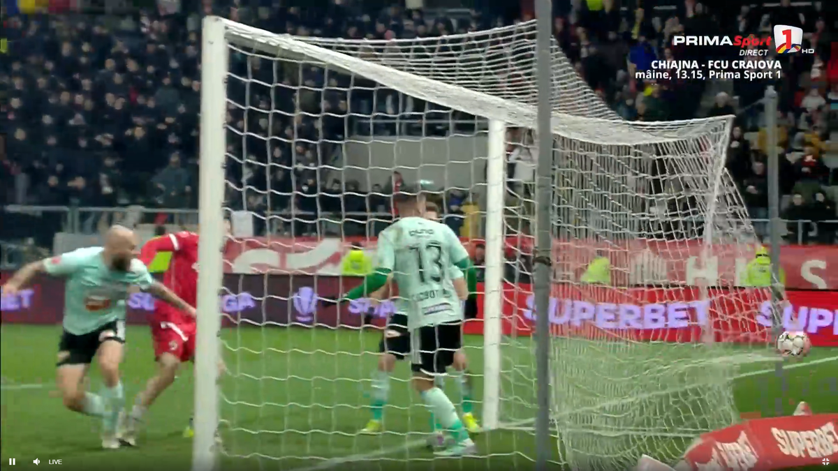 Autogol de necrezut în Dinamo - Sepsi. Cum a putut să lovească mingea!