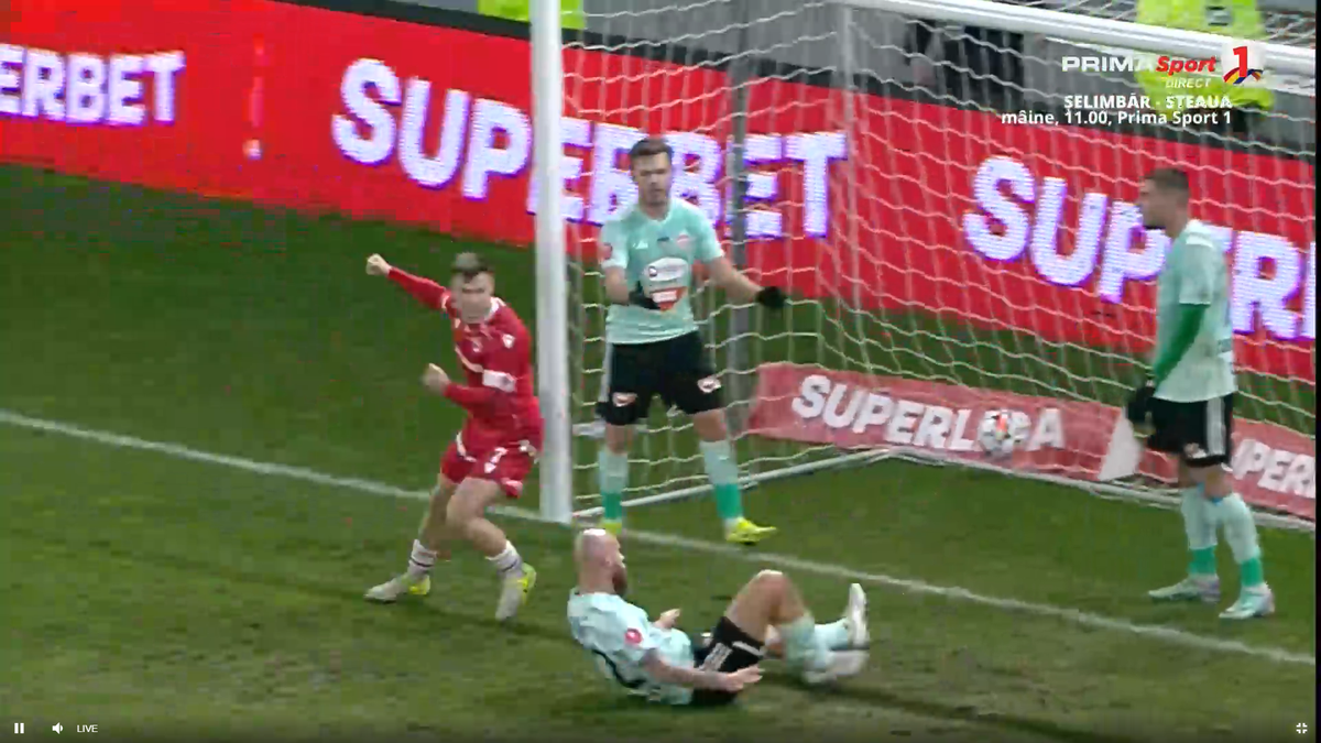 Autogol de necrezut în Dinamo - Sepsi. Cum a putut să lovească mingea!