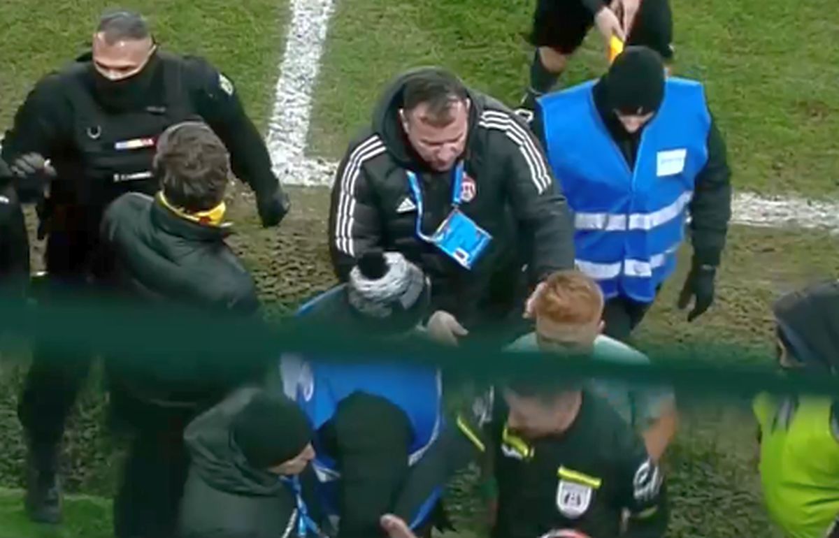 Abia l-au ținut! Scandal pe tunel, la pauza meciului Dinamo - Sepsi
