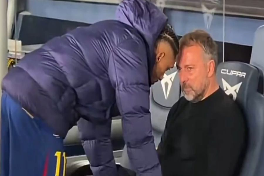 Hansi Flick și Raphinha / captură X @DAZN_ES Raphinha și degetul spre înainte