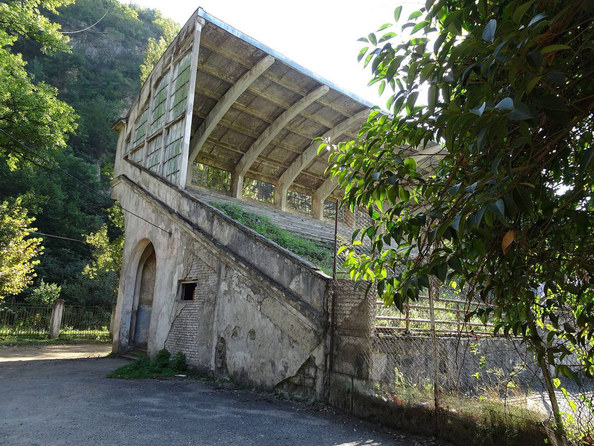 „Apocalipsa lumii fotbalului” » S-au speriat când au intrat pe cel mai terifiant stadion din lume. Încă se joacă meciuri aici