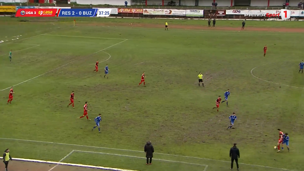 Mai rău ca la amatori » Încă un meci de Liga 2 jucat pe „câmp”: imagini SCANDALOASE