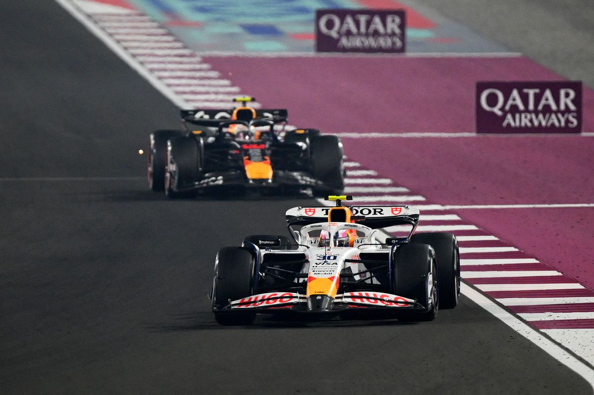 Max Verstappen câștigă în Qatar și duce lupta la titlu în ULTIMA etapă! Mutarea care i-a dat mat lui McLaren