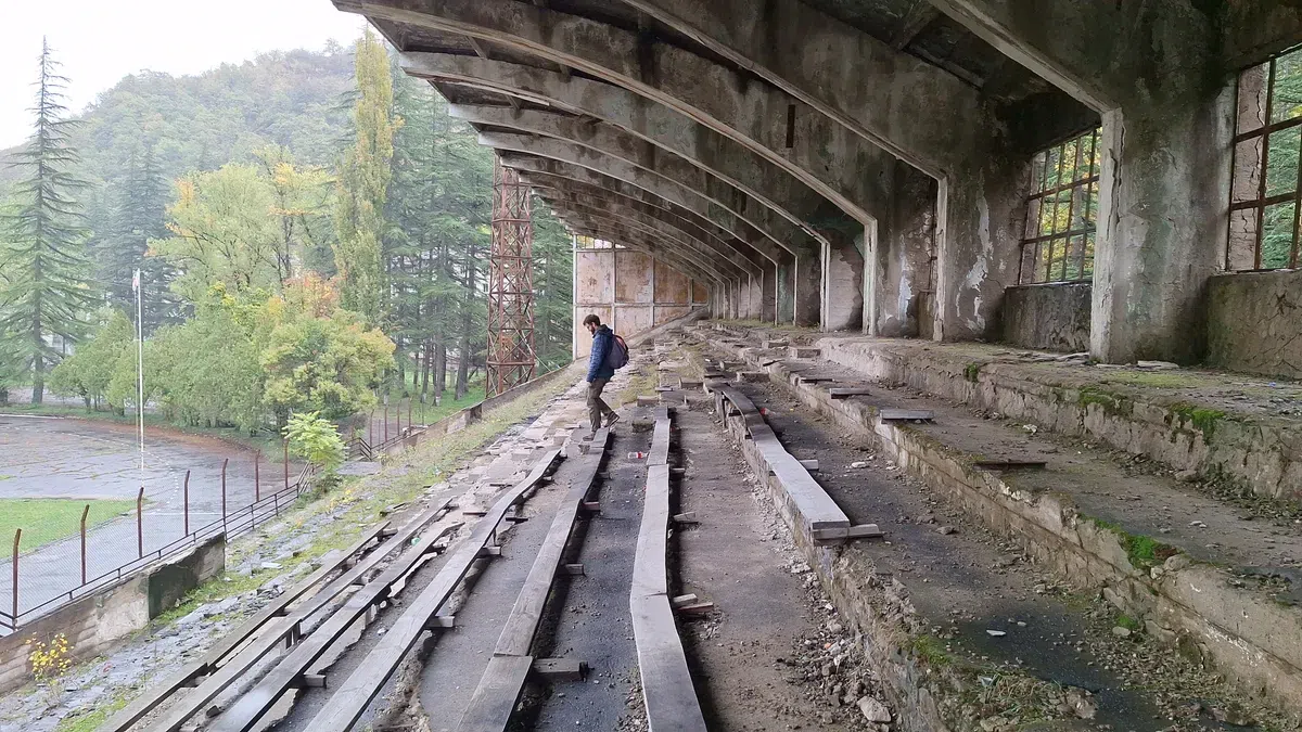 „Apocalipsa lumii fotbalului” » S-au speriat când au intrat pe cel mai terifiant stadion din lume. Încă se joacă meciuri aici