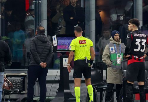 „Centralul” Giuseppe Collu a fost chemat la monitor de VAR-ul Aleandro Di Paolo ca să revadă faza din careul lui Milan, după care n-a acordat penalty pentru Lazio / Foto: Imago