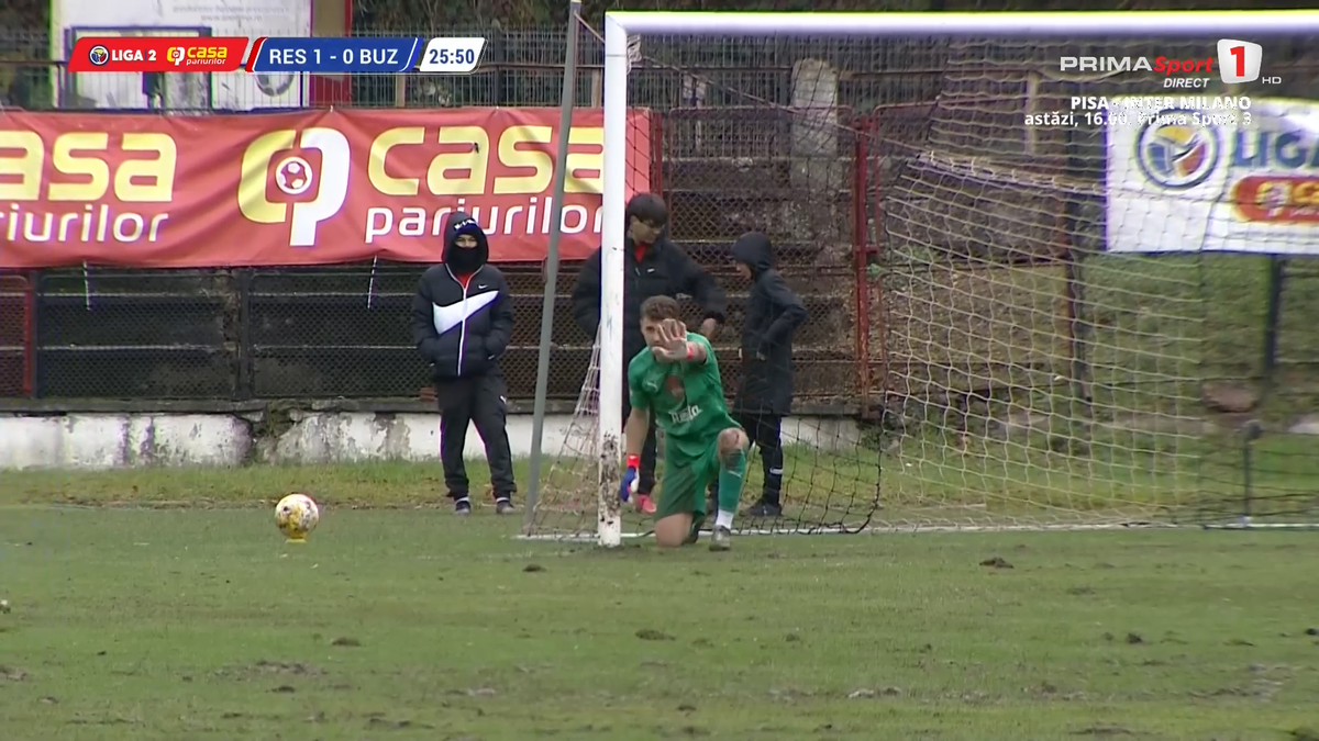 Mai rău ca la amatori » Încă un meci de Liga 2 jucat pe „câmp”: imagini SCANDALOASE