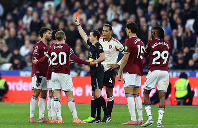 „O fi pariat?” » Eliminare stupidă în Premier League: a luat două „galbene” în 20 de secunde