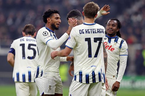 Ederson (stânga, alături de Charles De Ketekaere), în meciul câștigat de Atalanta cu Eintracht Frankfurt (2-0) în Liga Campionilor / Foto: Imago