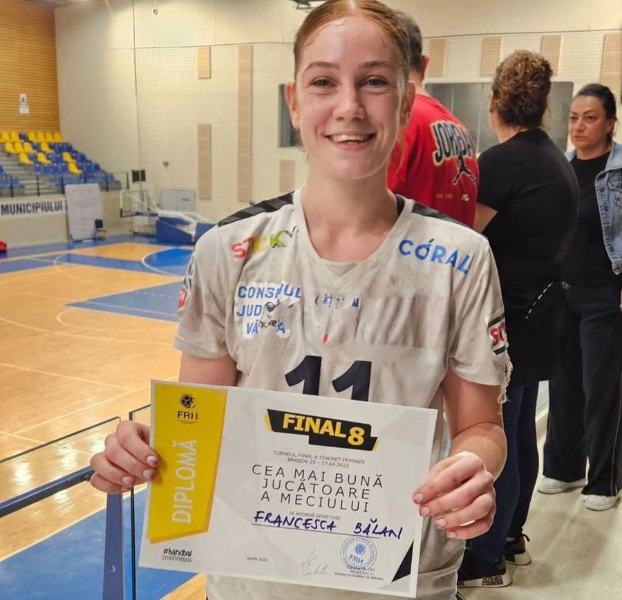 Francesca Bălan, în tricoul echipei de tineret a lui SCM Râmnicu Vâlcea, înaintea transferului la Zalău / Sursă foto: Facebook Tatăl jucătoarei care acuză abuzurile lui Gheorghe Tadici, dezvăluiri șocante pentru GSP: „Le-a luat mâncarea din față, le strânge de biceps și le învinețește” + „Ne-a spus că are Federația la degetul mic”