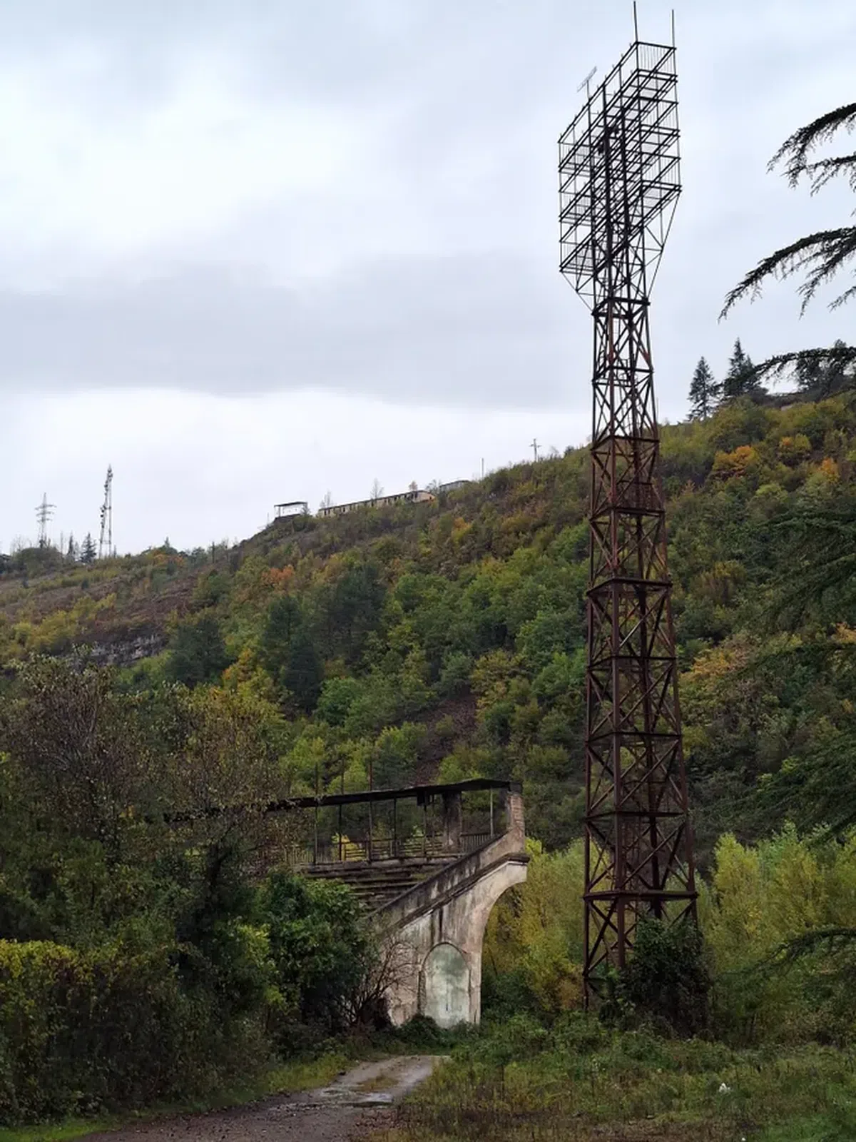 „Apocalipsa lumii fotbalului” » S-au speriat când au intrat pe cel mai terifiant stadion din lume. Încă se joacă meciuri aici