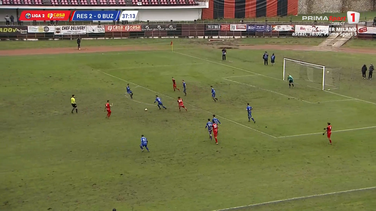 Mai rău ca la amatori » Încă un meci de Liga 2 jucat pe „câmp”: imagini SCANDALOASE