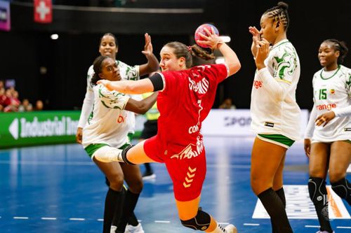 Pivotul elvețian Tabea Schmid în acțiune la Campionatul Mondial Foto: IHF