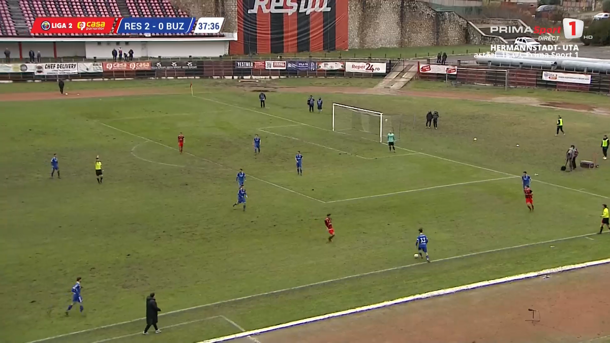 Mai rău ca la amatori » Încă un meci de Liga 2 jucat pe „câmp”: imagini SCANDALOASE