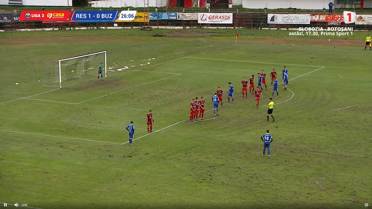 Mai rău ca la amatori » Încă un meci de Liga 2 jucat pe „câmp”: imagini SCANDALOASE