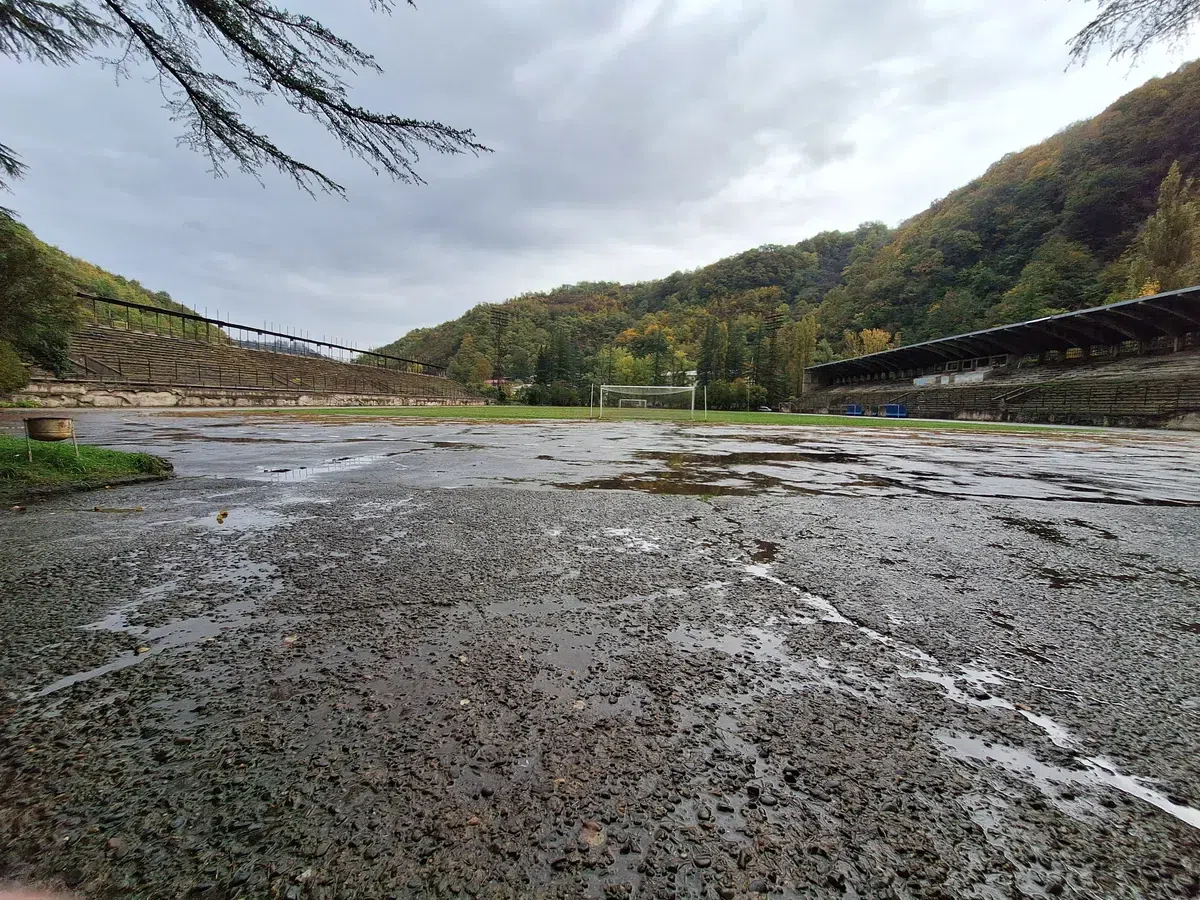 „Apocalipsa lumii fotbalului” » S-au speriat când au intrat pe cel mai terifiant stadion din lume. Încă se joacă meciuri aici