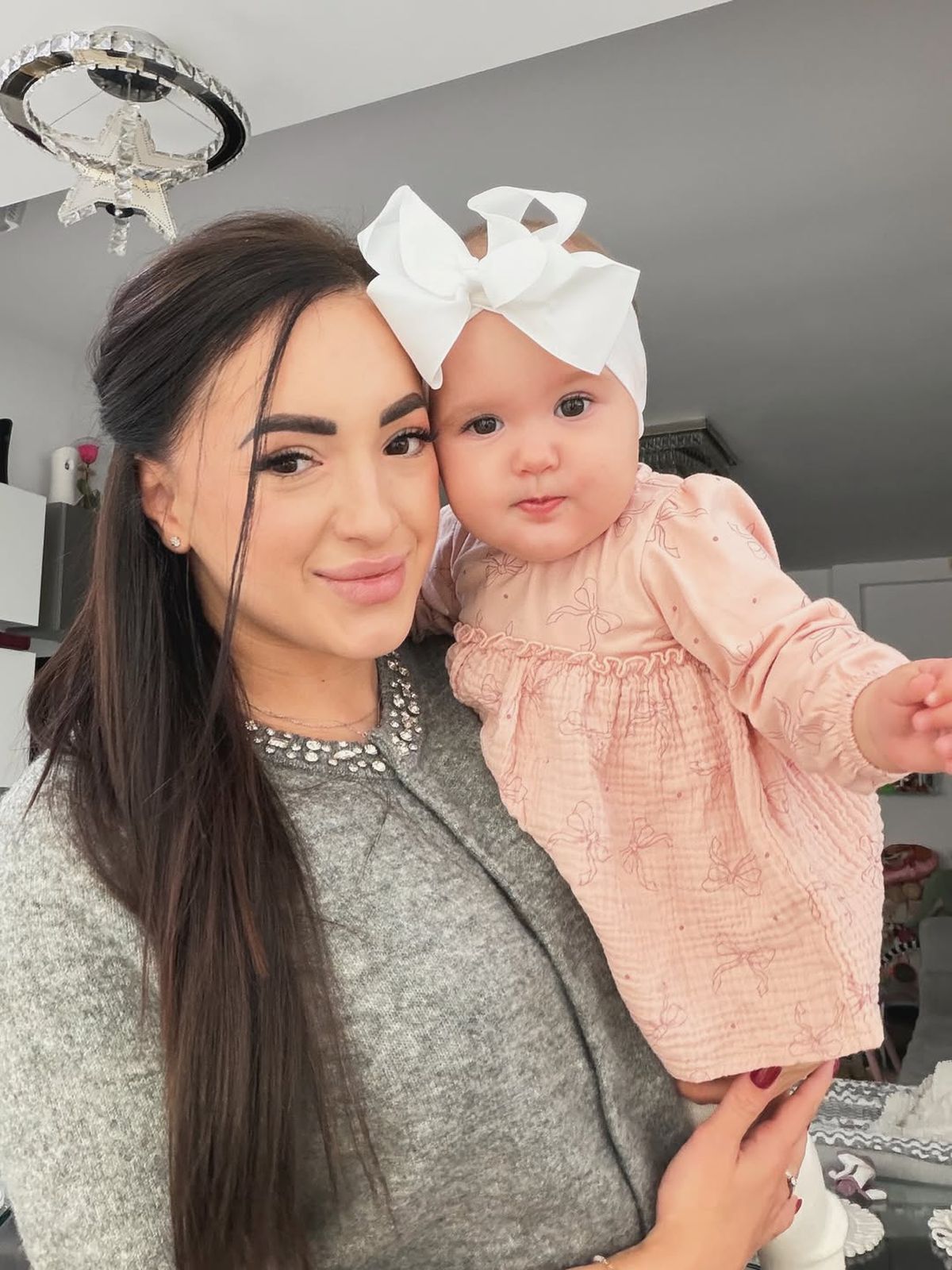 Larisa Iordache și soțul ei, părinți ai unei fetițe