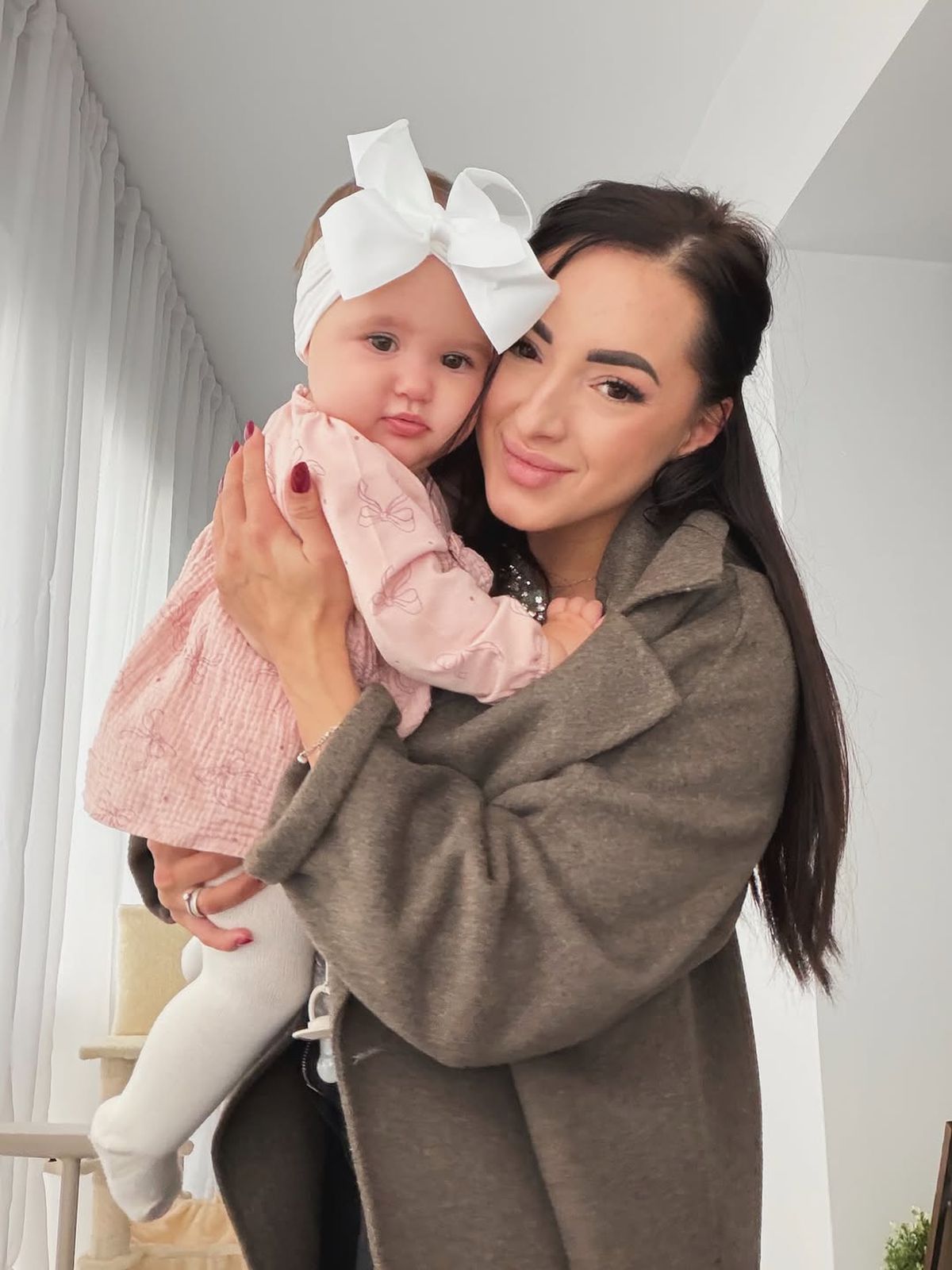 Larisa Iordache și soțul ei, părinți ai unei fetițe