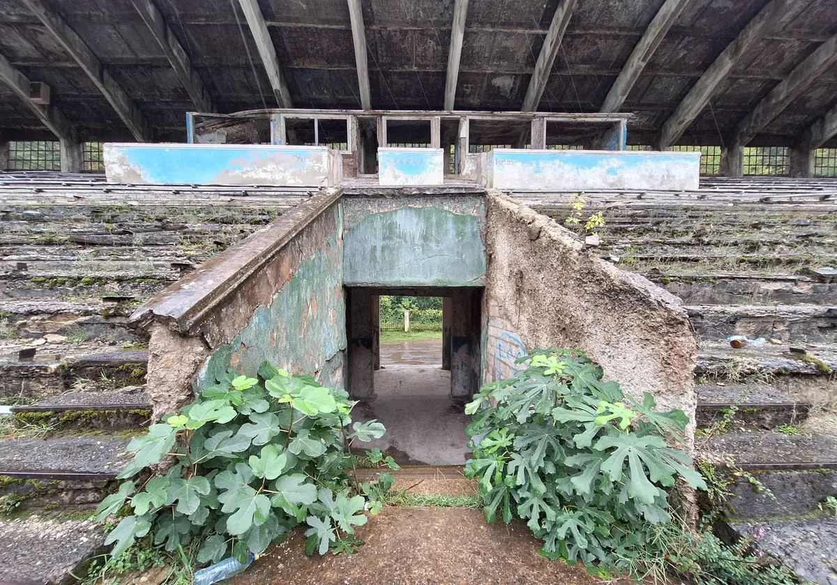 „Apocalipsa lumii fotbalului” » S-au speriat când au intrat pe cel mai terifiant stadion din lume. Încă se joacă meciuri aici