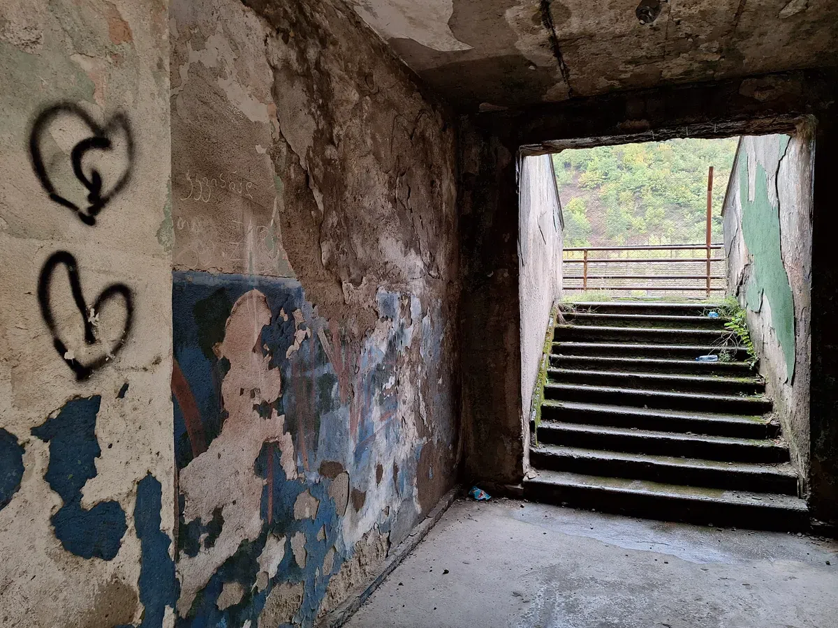 „Apocalipsa lumii fotbalului” » S-au speriat când au intrat pe cel mai terifiant stadion din lume. Încă se joacă meciuri aici