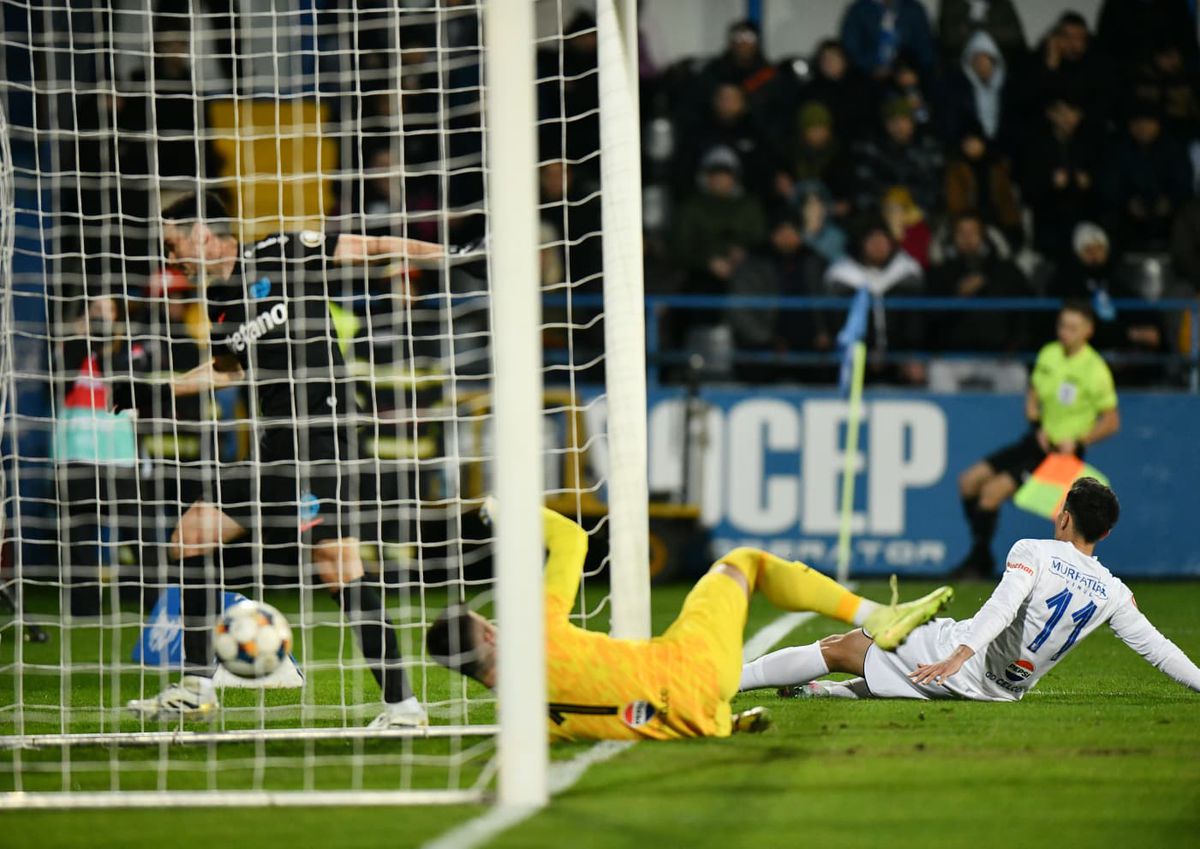 Erori în lanț » David Miculescu a înscris în Farul - FCSB după o fază încâlcită