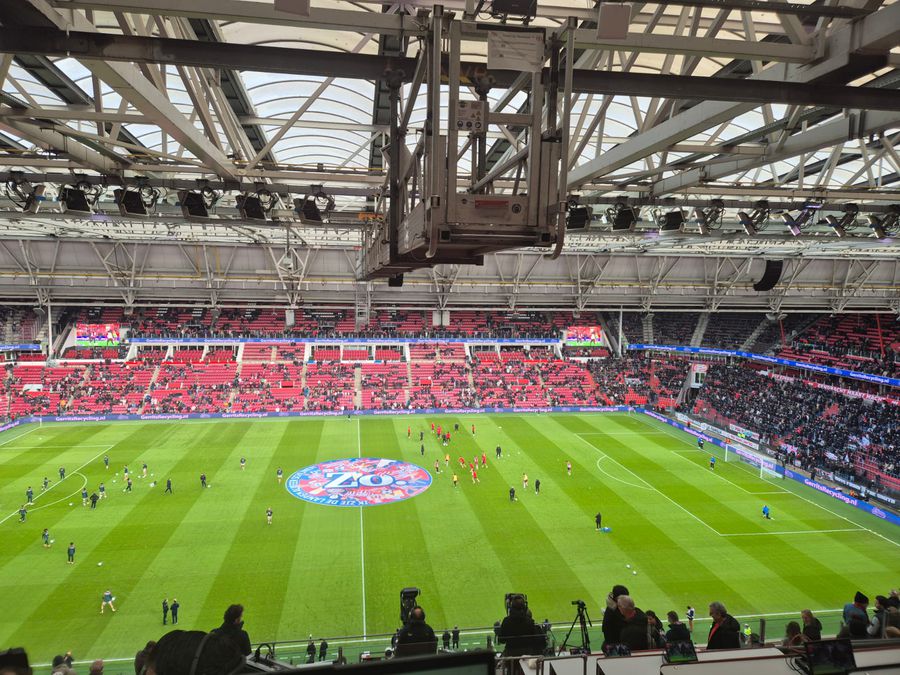 Detaliile care sparg tiparele într-o zi de meci pe stadionul bogaților din Eindhoven » Strict interzis, dar prezent peste tot! Ținute de gală și un eveniment istoric
