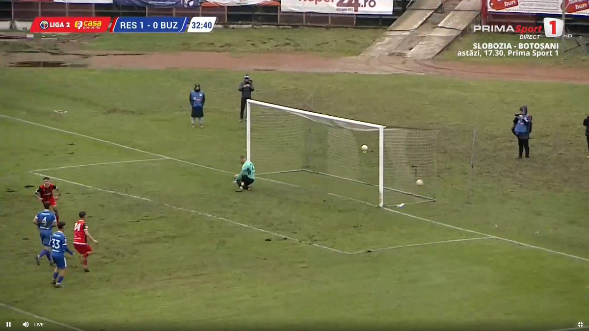 Mai rău ca la amatori » Încă un meci de Liga 2 jucat pe „câmp”: imagini SCANDALOASE