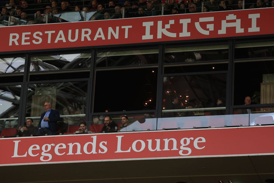 Detaliile care sparg tiparele într-o zi de meci pe stadionul bogaților din Eindhoven » Strict interzis, dar prezent peste tot! Ținute de gală și un eveniment istoric