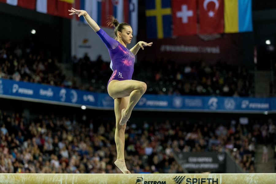 Larisa Iordache, pe bârnă, la Campionatul European de Gimnastică din 2017, organizat în BTarena din Cluj-Napoca/Foto: Imago Images Încurajat de fosta gimnastă Larisa Iordache, Iulian Chiriță a impresionat la Mondialul U19: „M-a ajutat mult în cariera de jucător”
