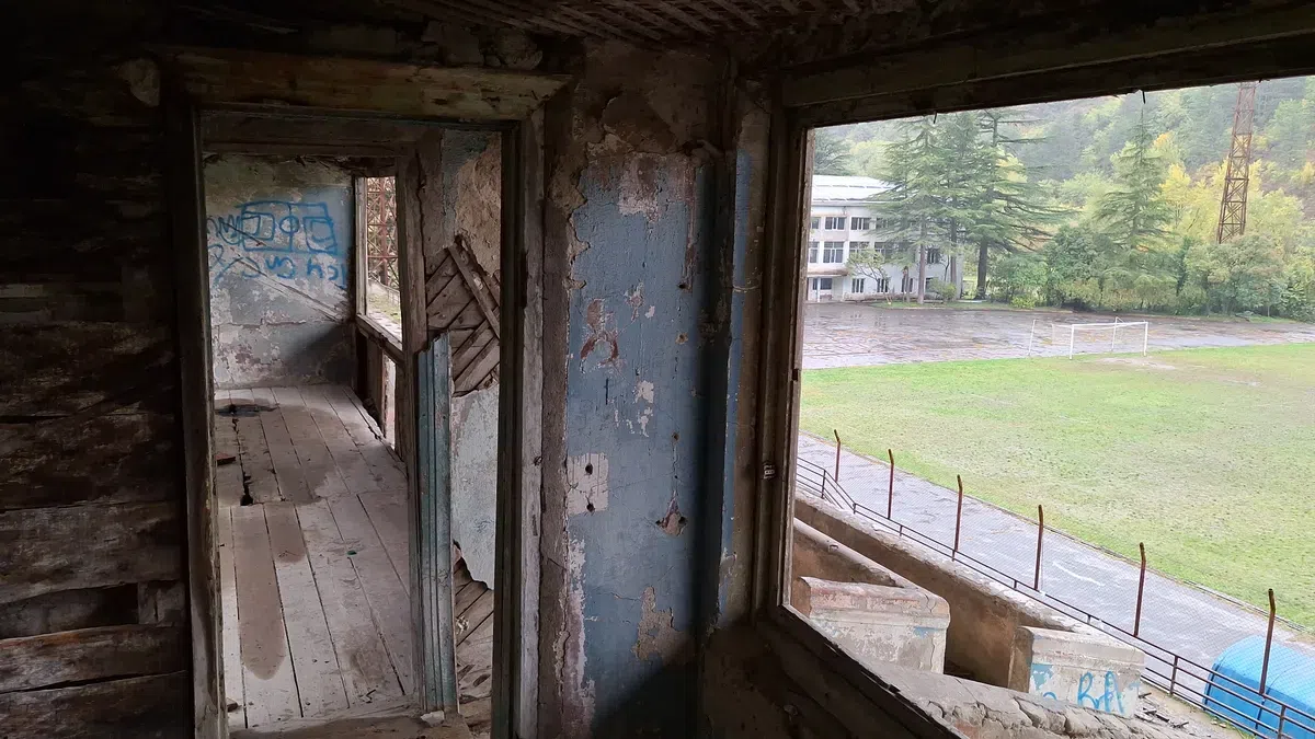 „Apocalipsa lumii fotbalului” » S-au speriat când au intrat pe cel mai terifiant stadion din lume. Încă se joacă meciuri aici