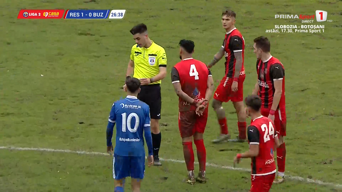 Mai rău ca la amatori » Încă un meci de Liga 2 jucat pe „câmp”: imagini SCANDALOASE