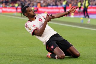 Liverpool se redresează în Premier League cu un succes important în deplasare! Isak a spart gheața pentru „cormorani”