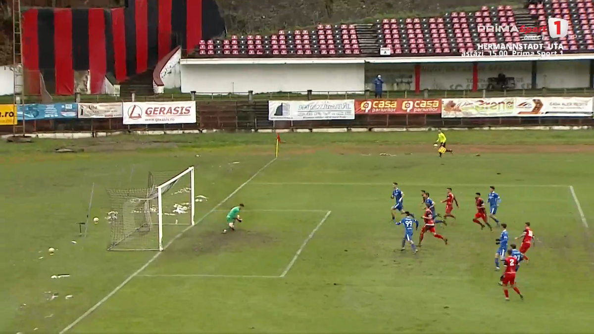 Mai rău ca la amatori » Încă un meci de Liga 2 jucat pe „câmp”: imagini SCANDALOASE