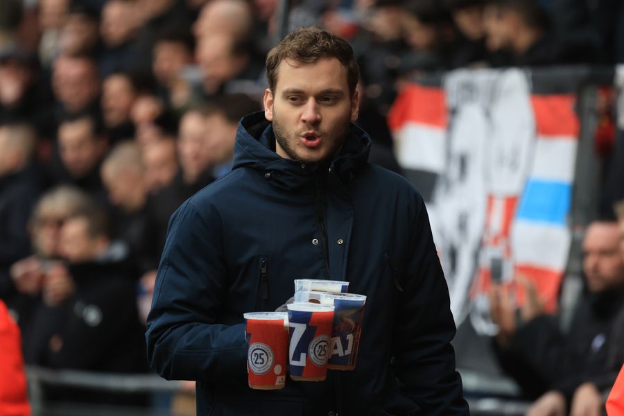 Detaliile care sparg tiparele într-o zi de meci pe stadionul bogaților din Eindhoven » Strict interzis, dar prezent peste tot! Ținute de gală și un eveniment istoric