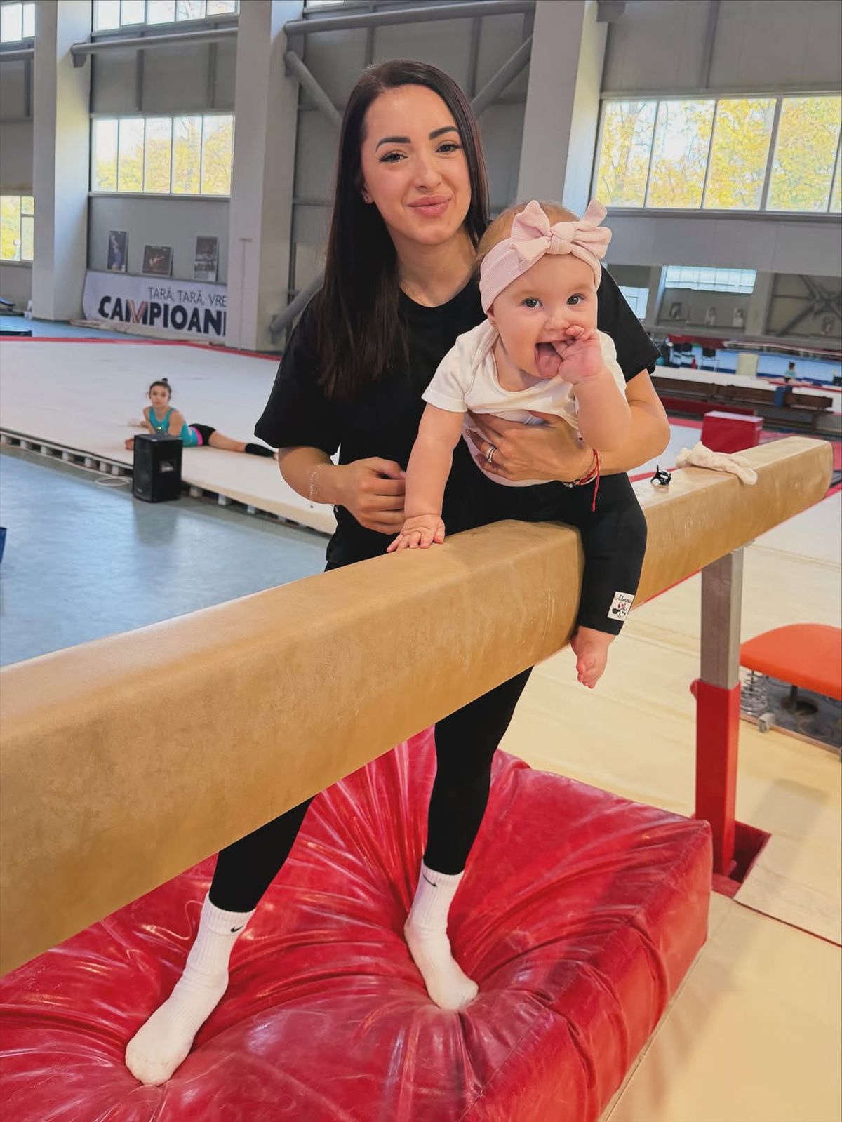 Larisa Iordache și soțul ei, părinți ai unei fetițe