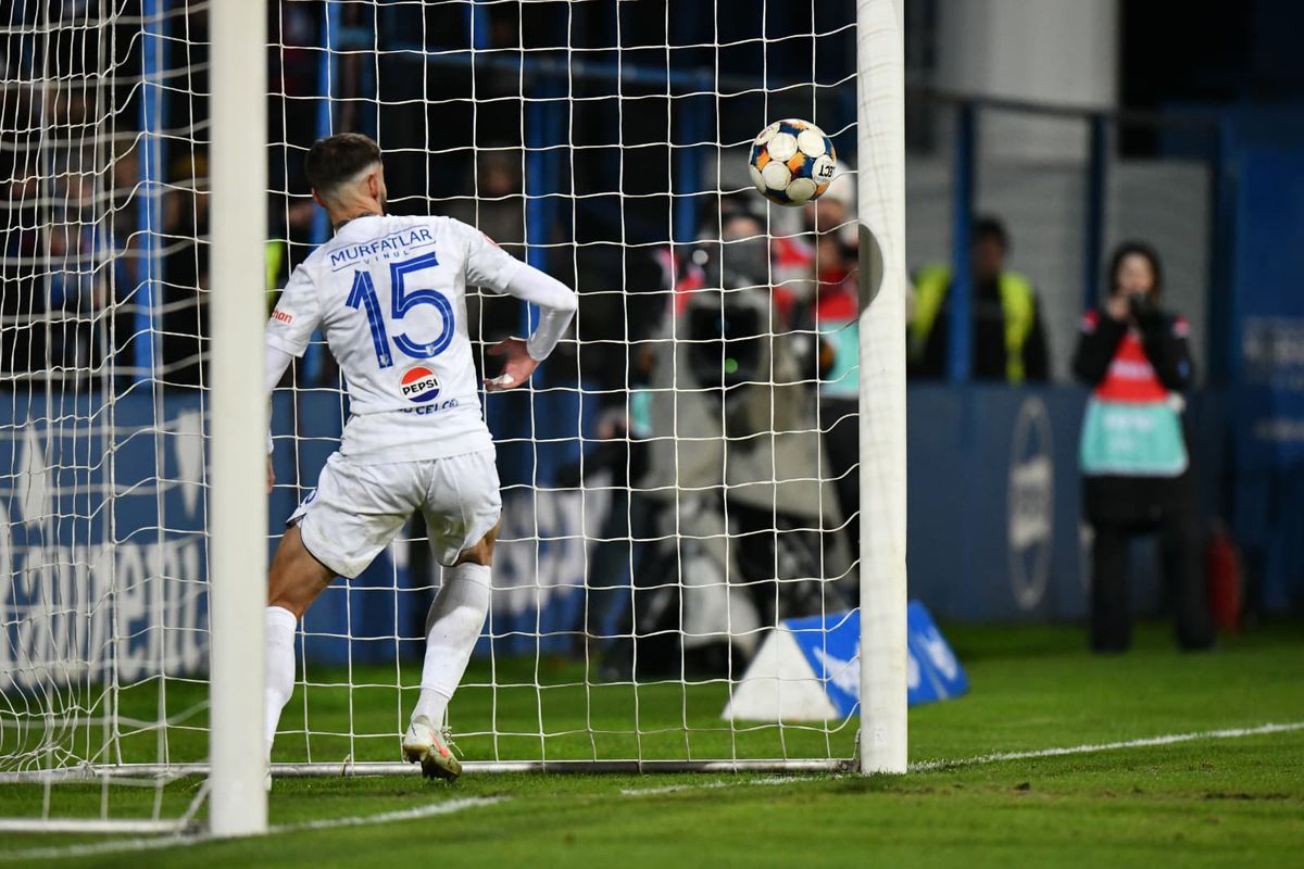 Erori în lanț » David Miculescu a înscris în Farul - FCSB după o fază încâlcită