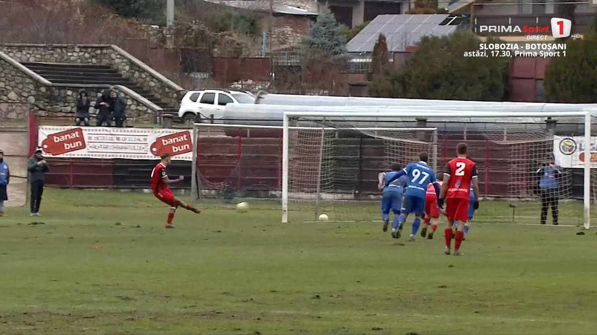 Mai rău ca la amatori » Încă un meci de Liga 2 jucat pe „câmp”: imagini SCANDALOASE