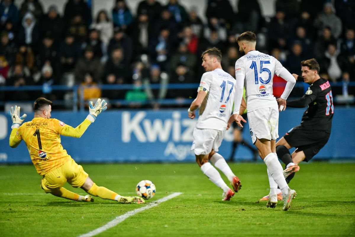 Erori în lanț » David Miculescu a înscris în Farul - FCSB după o fază încâlcită