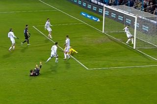 Erori în lanț » David Miculescu a înscris în Farul - FCSB după o fază încâlcită