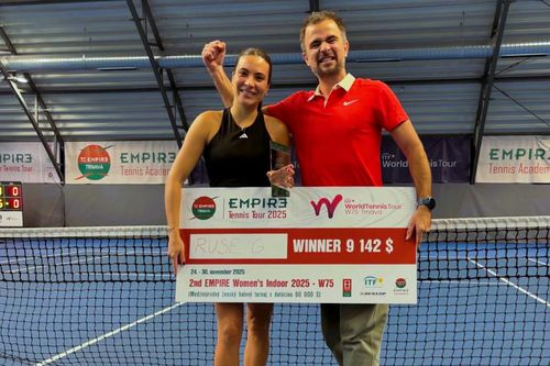 Gabriela Ruse și antrenorul Andrei Cociașu cu trofeul și cecul de la Trnava Foto: Facebook