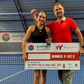 Gabriela Ruse și antrenorul Andrei Cociașu cu trofeul și cecul de la Trnava Foto: Facebook